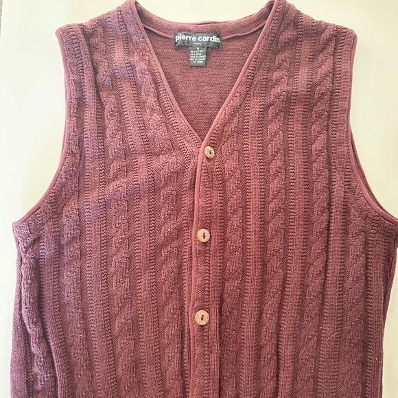 https://www.etsy.com/ca/listing/1792906158/vintage-pierre-cardin-burgundy-knitte - Picture 5 of 5